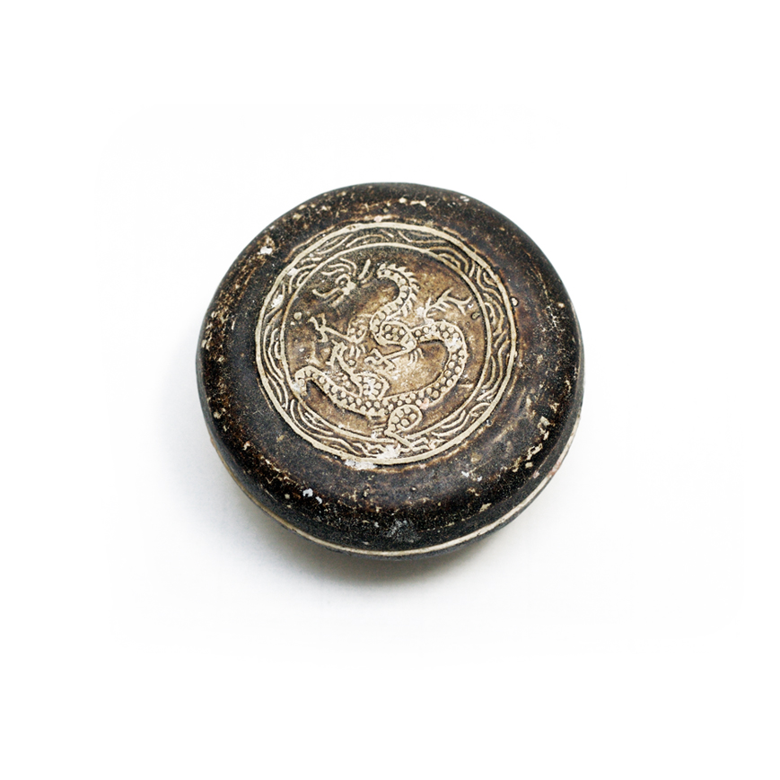 Boite circulaire à glaçure brune et décors de dragon, XIVe