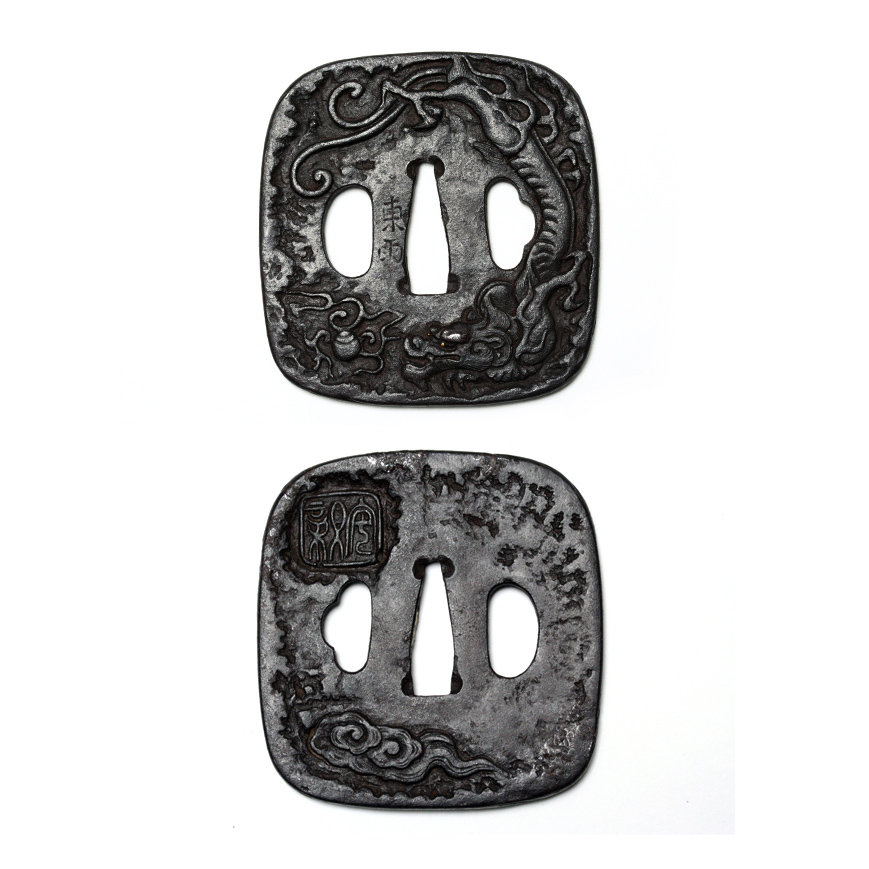 TSUBA NADEGAKUHOKEI-GATA EN FER, SIGNÉ YASUCHIKA, EDO XVIIIe