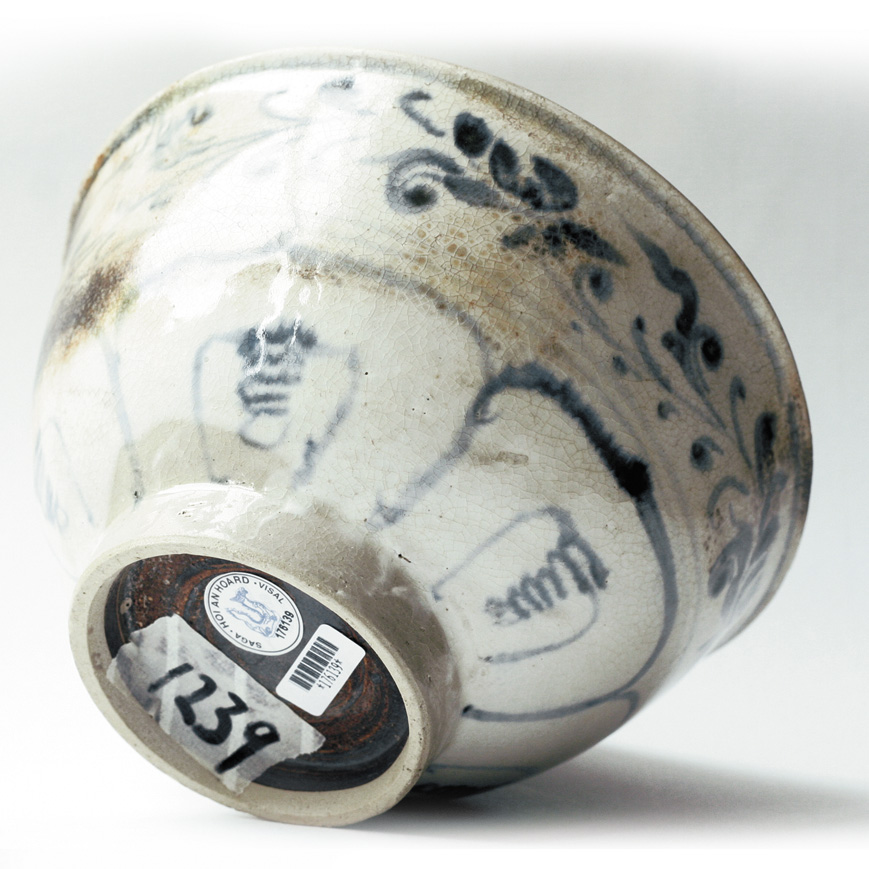 BOL EN PORCELAINE BLANCHE ET BLEU DE COBALT, HOÏ AN, XVe siècle