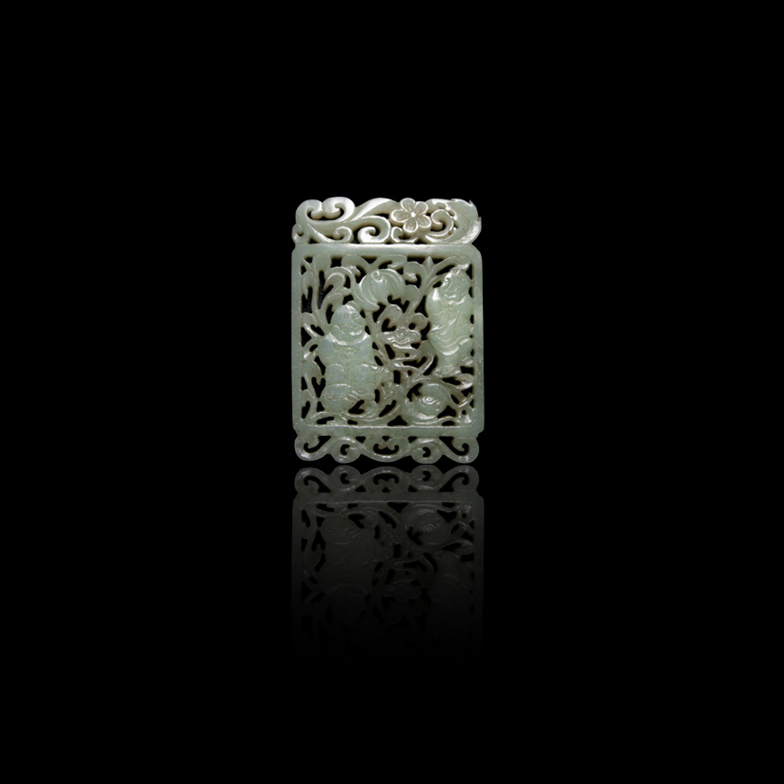 Plaque en jade céladon ajourée à décors de frères he he