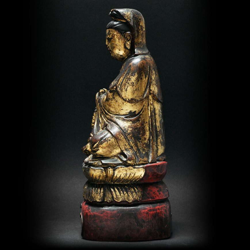 Guanyin en bois laqué et doré, Ming XVIIe