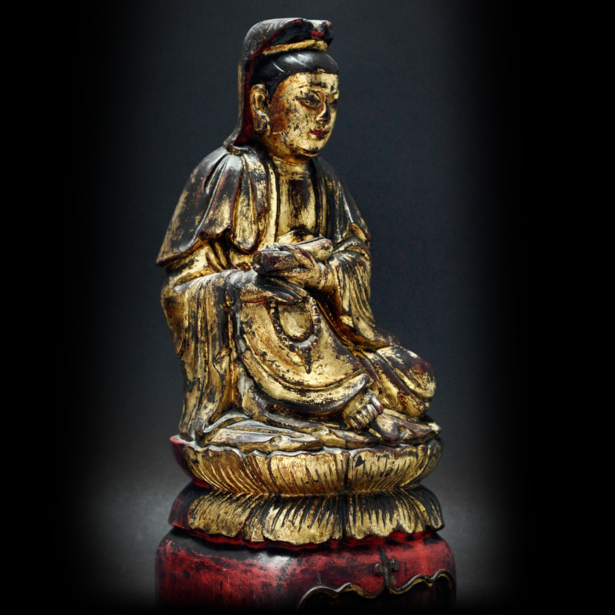 Guanyin en bois laqué et doré, Ming XVIIe