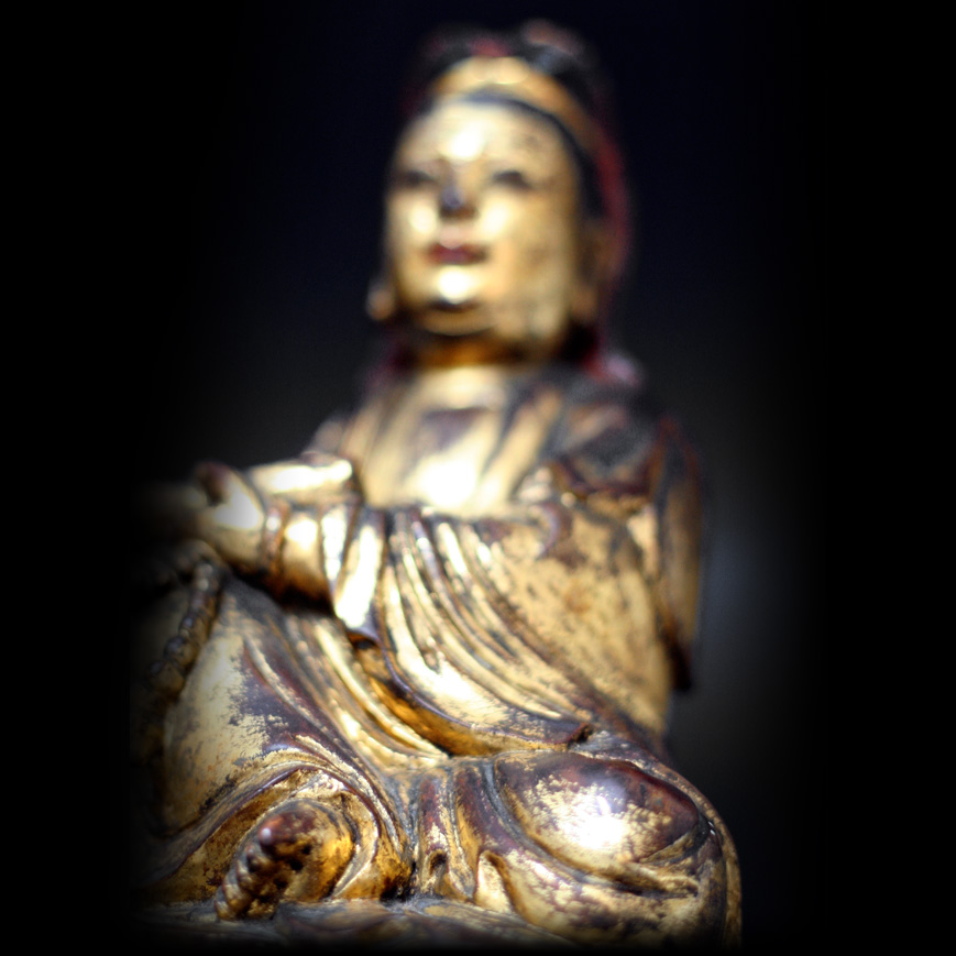Guanyin en bois laqué et doré, Ming XVIIe