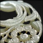 PENDENTIF AJOURÉ EN JADE CÉLADON CLAIR, QING FIN XIXe