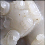 Presse papier en agate à décors de lions de fô enroulés, Qing